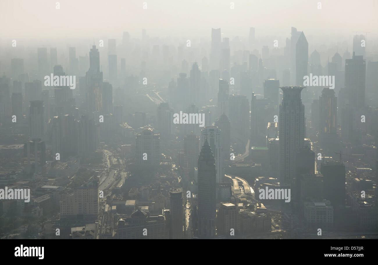 La pollution de l'air dans le ciel de Shanghai, vue depuis le haut de la tour Jinmao - Shanghai, Chine Banque D'Images