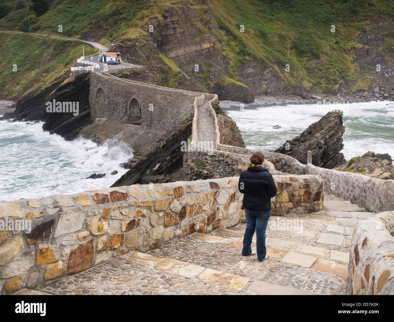 Pont de pierre dans la région de San Juan de Gaztelugatxe, Pays Basque, Espagne. Dans la photo s'affiche une femme Banque D'Images