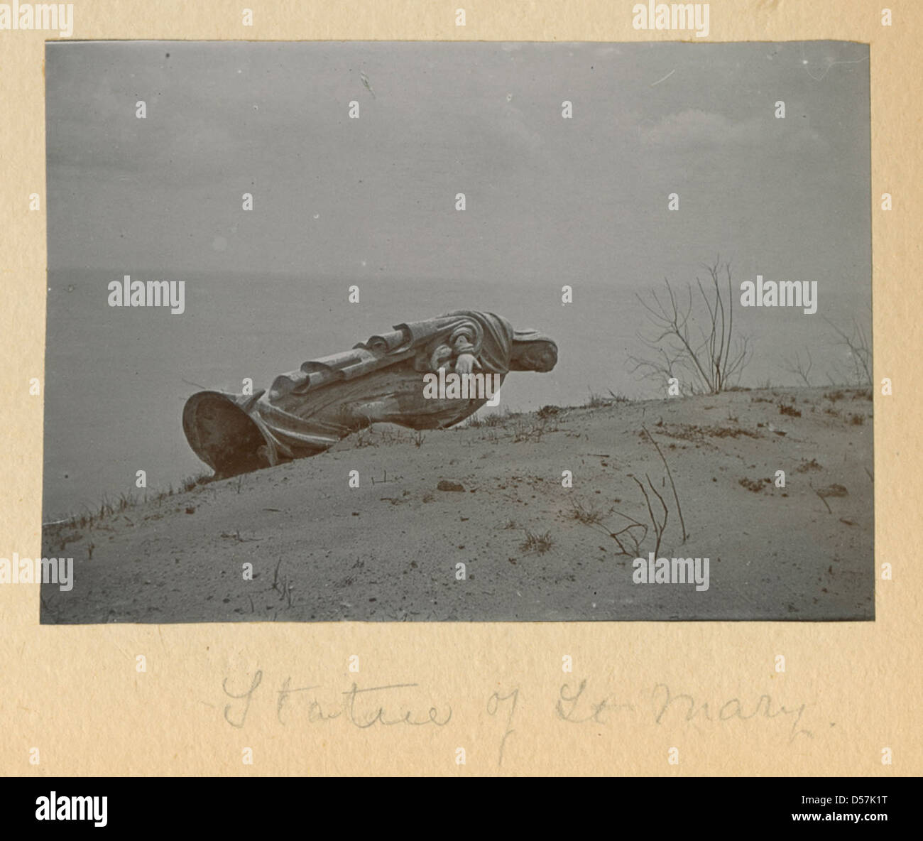Cette photographie montre la Statue de la fabrique Mary, située sur la montagne Pelée en Martinique. Elle a été prise en 1902 après l’éruption catastrophique qui a détruit la ville voisine de la famille Pierre, mettant en évidence les ravages causés par l’éruption volcanique. Banque D'Images