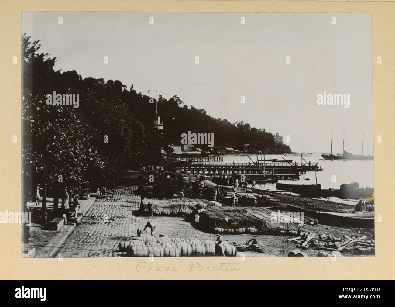 Une photographie prise en 1902 montrant les conséquences de l'éruption du Mt. Pelée en Martinique, avec un focus sur la place Bertin. L'éruption a provoqué une destruction généralisée, et cette image capture la scène de dévastation. Banque D'Images