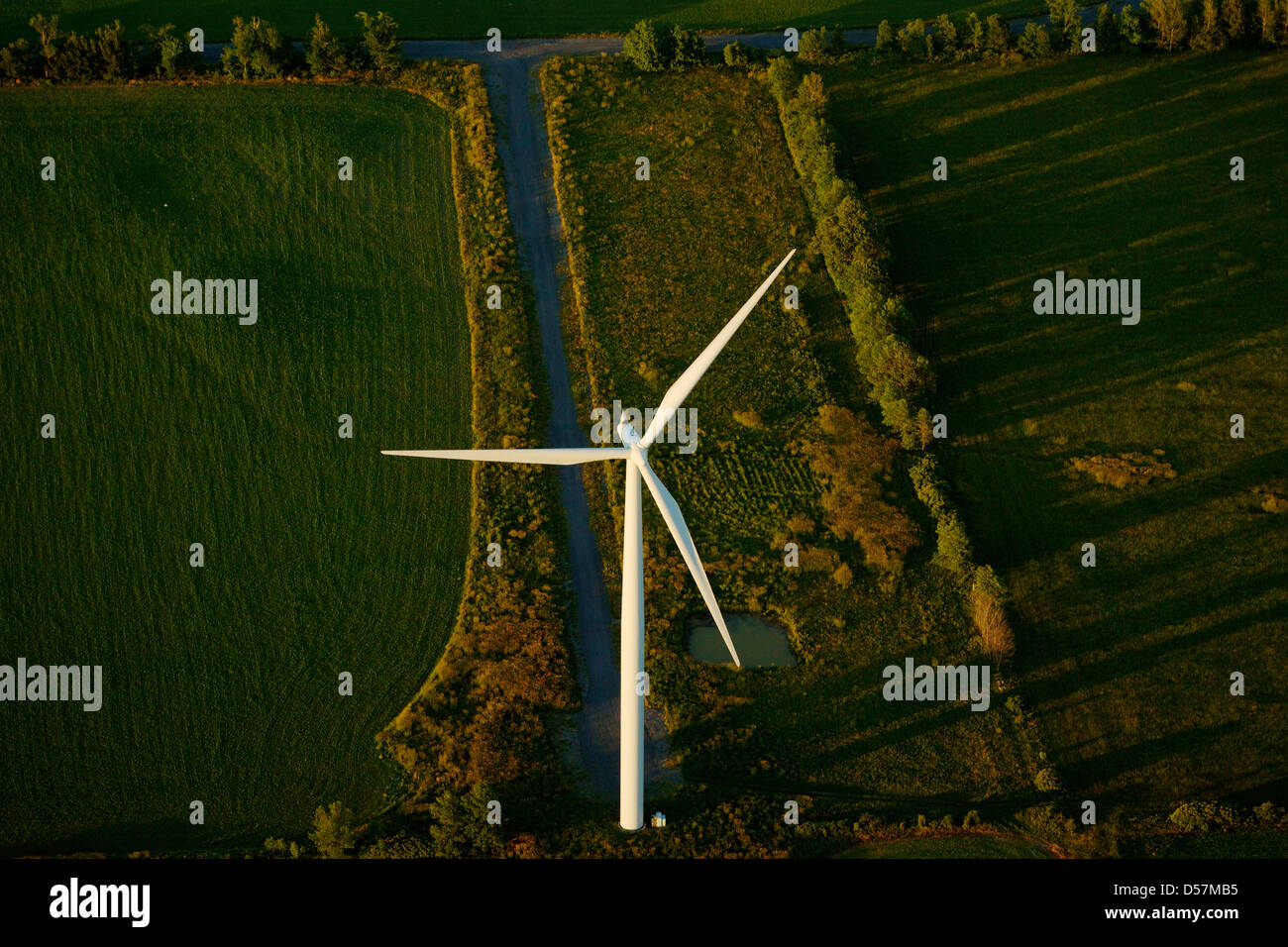 Vue aérienne d'une marque Siemens 11 éolienne avec route d'accès sur l'île Wolfe, près de Kingston, Ontario, Canada.. Banque D'Images