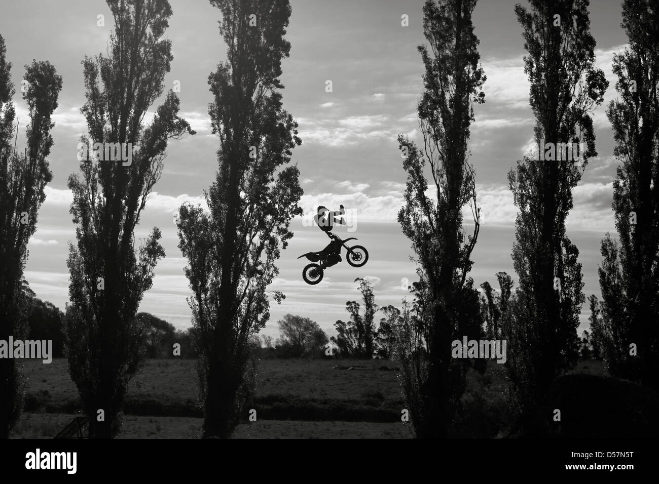 Sierra de los Padres, Buenos Aires, Argentine. 26 mars, 2013. Rider NICOLAS 'PIPO' CASOLI effectue un saut lors d'un stunt-ouverte à la Posada Los Nogales Multiespacio. (Crédit Image : Ryan Noble/ZUMAPRES.com/Alamy Live News) Banque D'Images