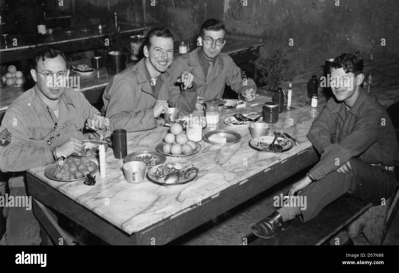 Une photographie prise pendant Noël 1944 à Naples, en Italie, montrant des soldats de l'armée américaine pendant la IIe Guerre mondiale L'image capture un moment de répit festif au milieu du conflit en cours. Banque D'Images