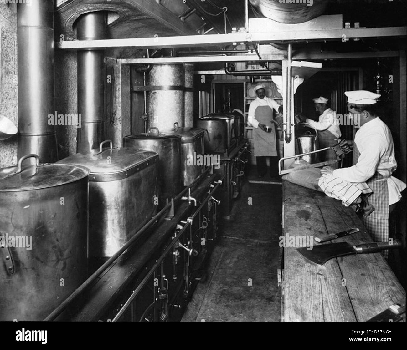 Photographie datant d'environ 1890 montrant une voiture de cuisine utilisée par le canadien Pacifique (C.P.R.). L'image représente le wagon unique conçu pour préparer les repas des passagers sur de longs trajets ferroviaires. Banque D'Images