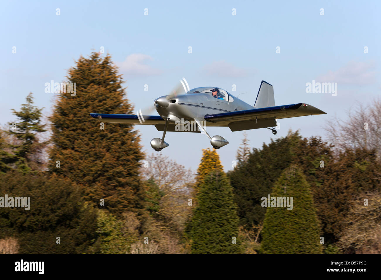 Vans RV6 G-OJVA en approche finale à la terre à l'Aérodrome de Netherthorpe Banque D'Images