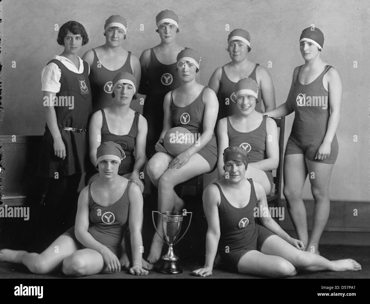 L'équipe de water-polo Y.W.C.A. à Montréal, Québec, capturée en 1925. La photo représente l’équipe féminine en action, mettant en valeur l’implication sportive des femmes au début du XXe siècle. La participation de l’équipe au water-polo reflète l’intérêt croissant pour l’athlétisme féminin durant cette période. Banque D'Images