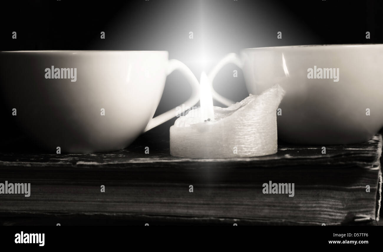 Image Monochrome, deux tasses de café et des bougies Banque D'Images