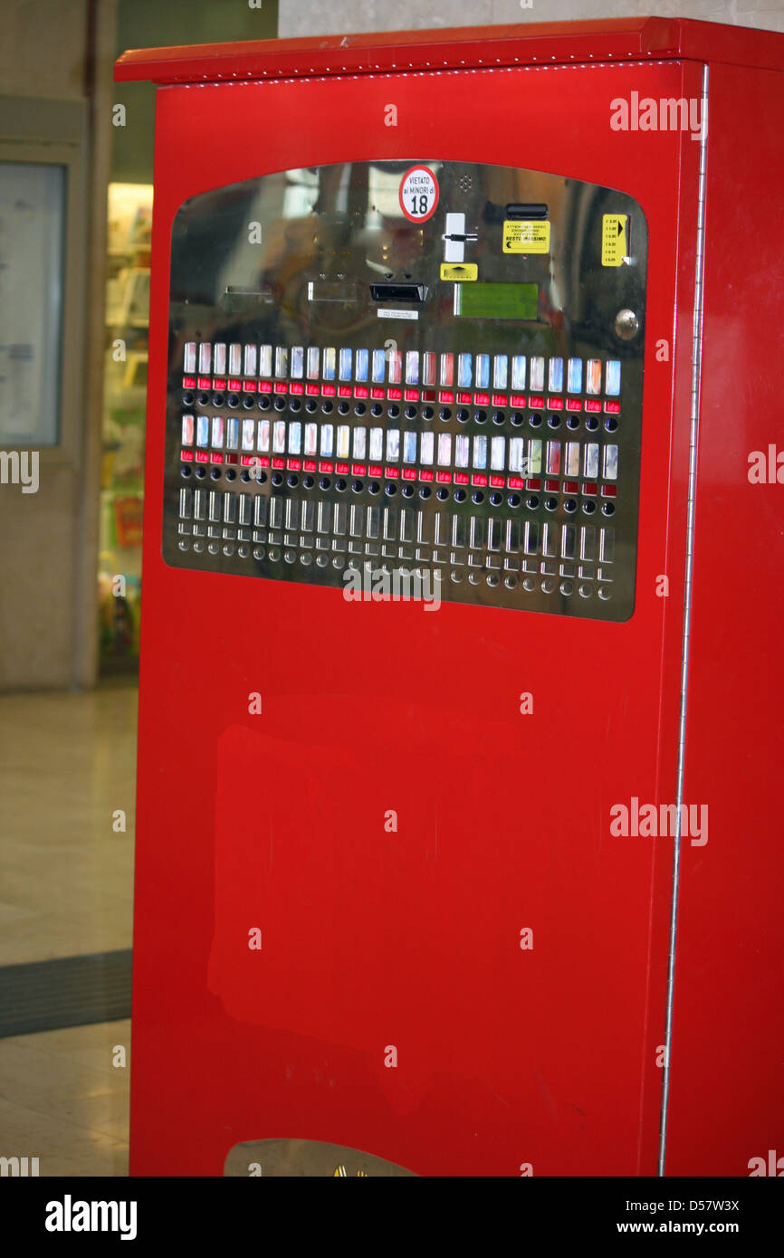 Distributeur de paquets de cigarettes dans une station pour les clients fumeurs Banque D'Images