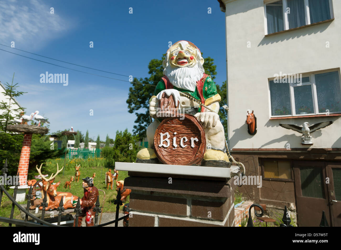 Wroclaw, Pologne, à consonance allemande nain de jardin en face d'une maison Banque D'Images