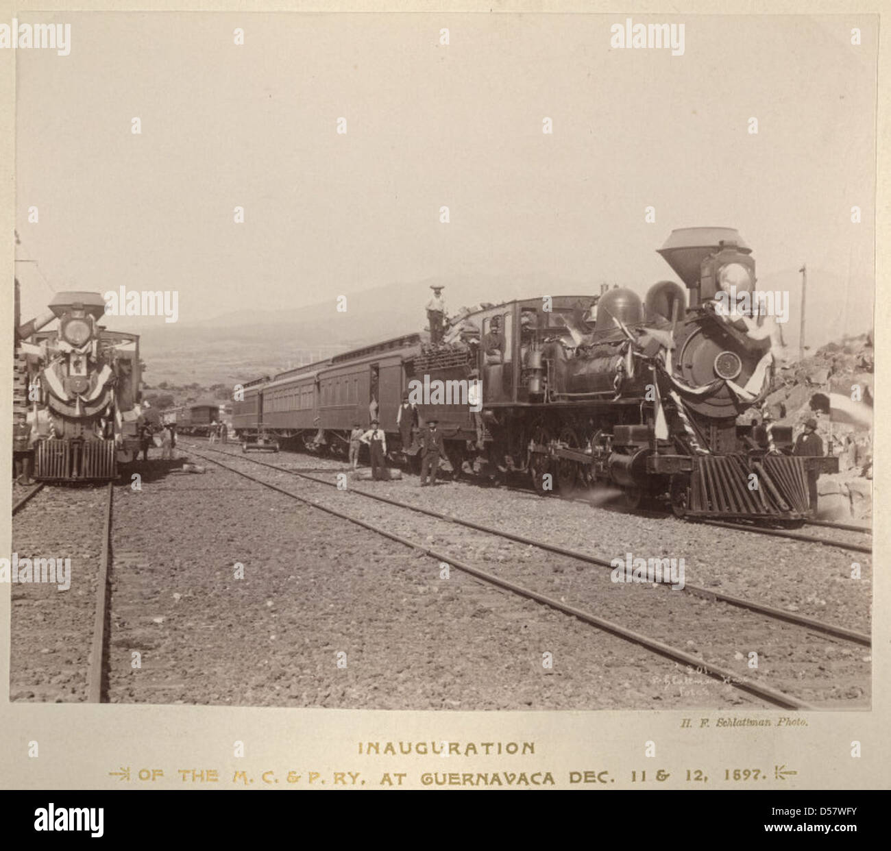 Une photographie vieille de 100 ans montrant des ouvriers positionnés devant la locomotive 3, à côté du train présidentiel, montrant l'histoire ferroviaire du début du XXe siècle. Banque D'Images