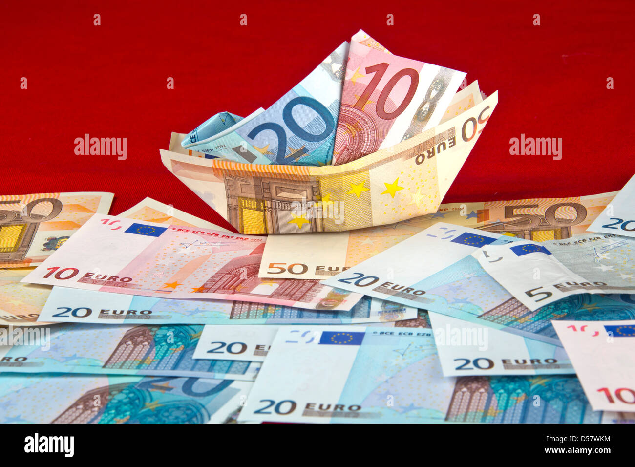 Billets de banque euros. paper boat argent.zone euro, curency européenne, monnaie flottante, le papier de l'argent comptant. €5 €10 €20 €50 euros euros euros 135177 Banque D'Images