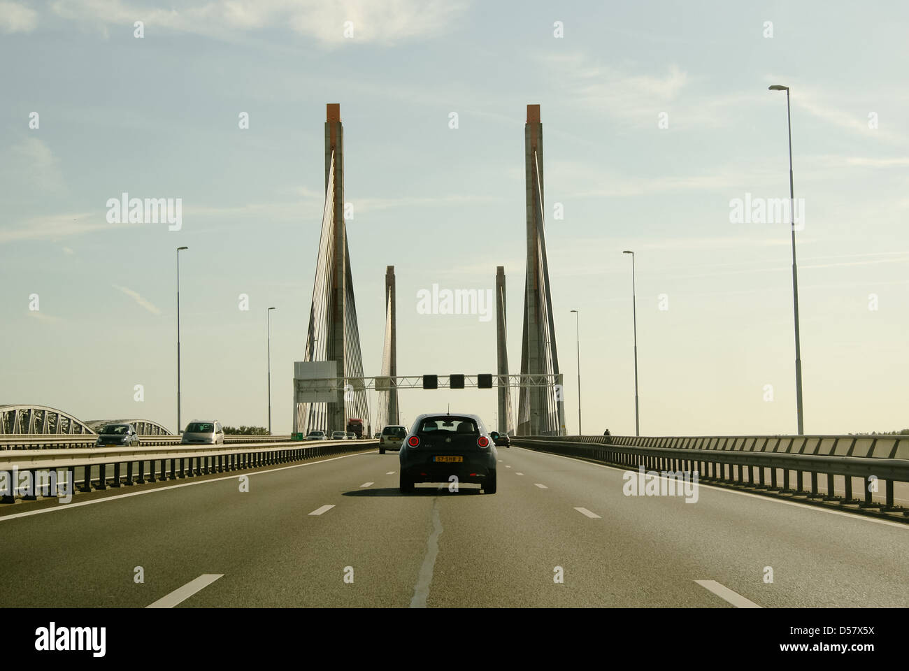 Pont de l'autoroute en Pays-Bas. Photo de voiture transprotation. Banque D'Images