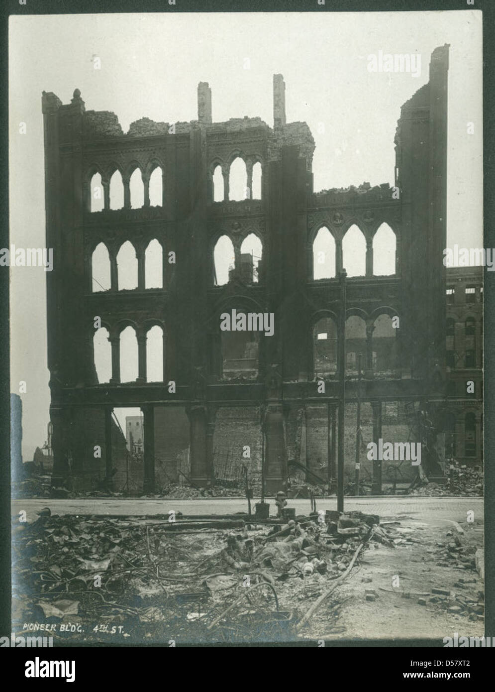 Le Pioneer Building de la 4e rue à San Francisco a été gravement endommagé lors du tremblement de terre de 1906. Cette image montre la destruction causée par le tremblement de terre, l'un des événements les plus dévastateurs de l'histoire de la ville. Les ruines reflètent l'ampleur de la catastrophe et les efforts de reconstruction qui ont suivi. Banque D'Images