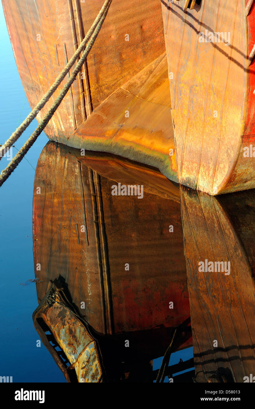 La poupe d'un bateau de pêche, un chalutier arrière, avec une rampe arrière  pour transporter des filets. Ushuaia, Argentine Photo Stock - Alamy
