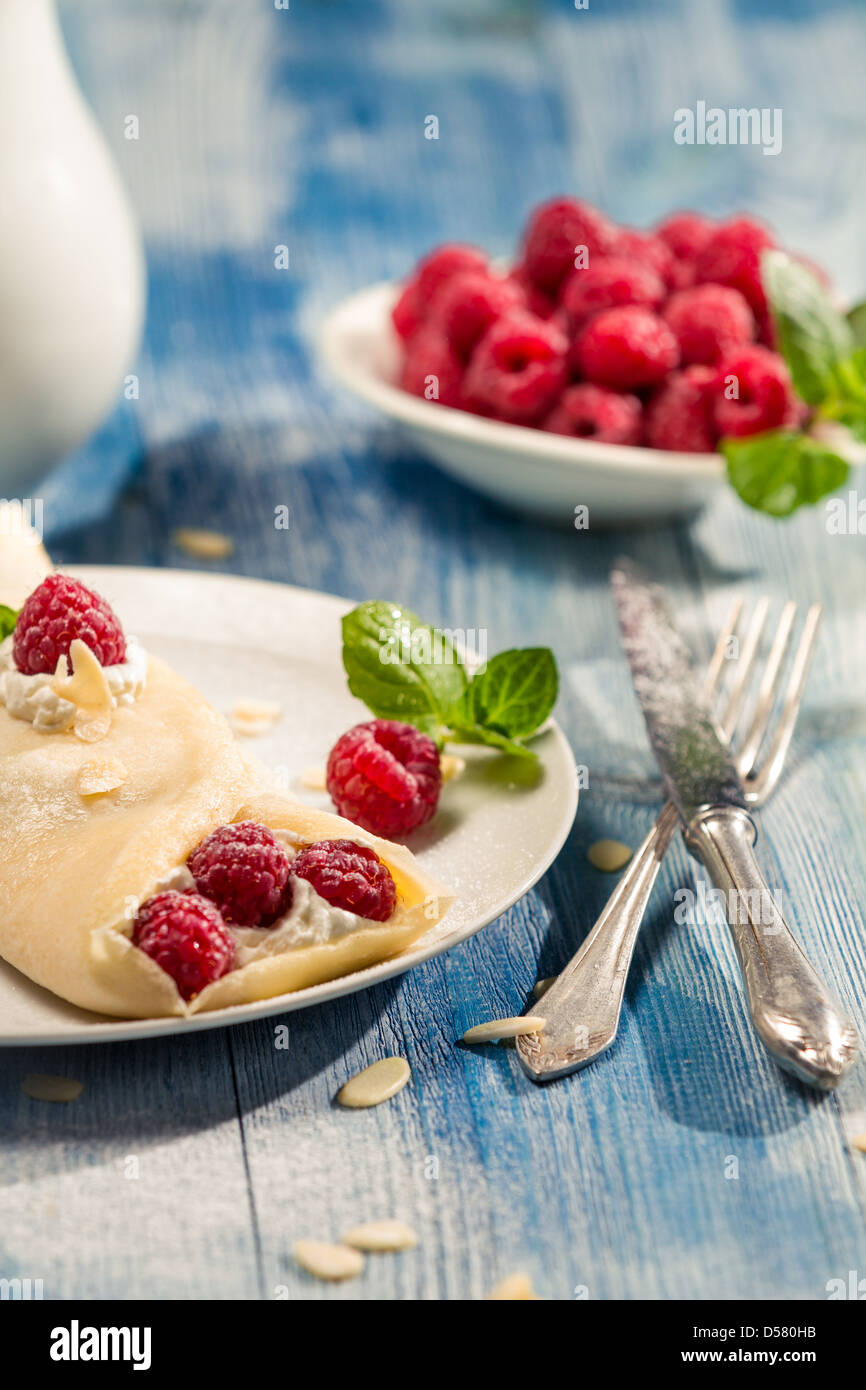 Libre de framboise crêpes de crème fouettée Banque D'Images