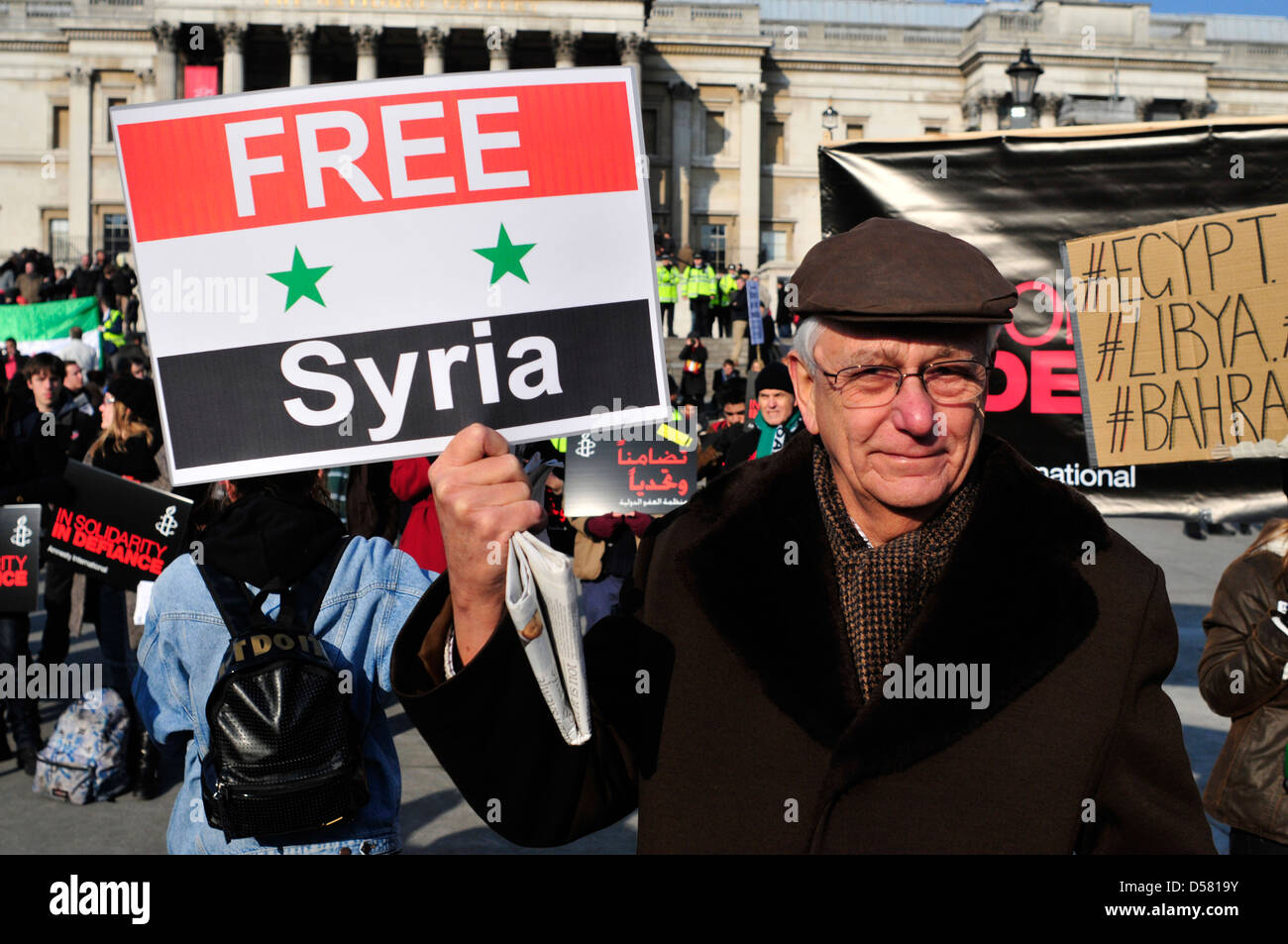 Un homme est titulaire d'une bannière de la lecture de '' La Syrie libre lors d'un rassemblement à Trafalgar Square, Londres, UK Banque D'Images