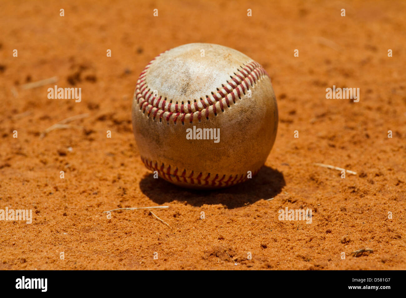 Couché dans un champ de baseball Banque D'Images