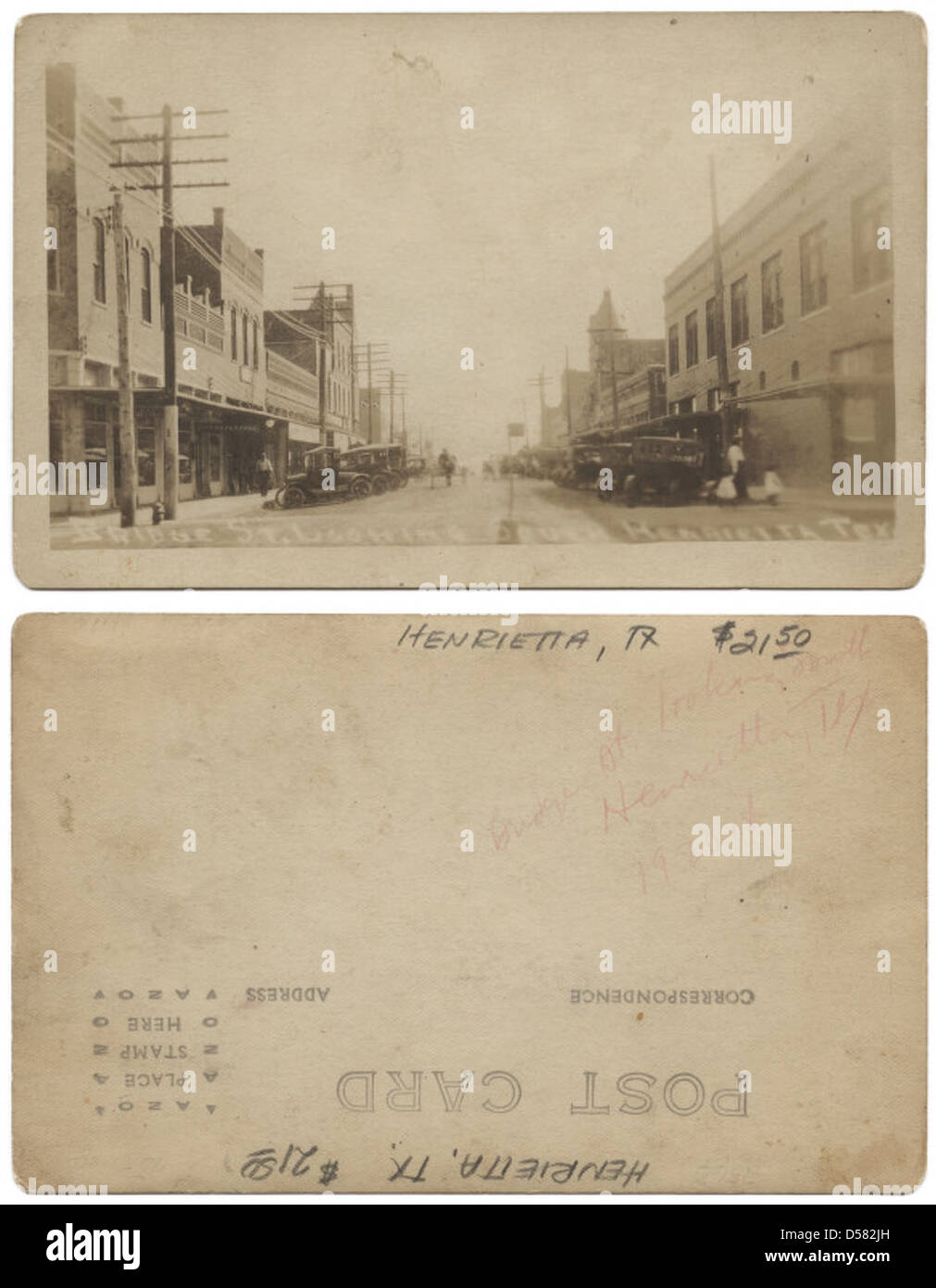 Une vue sur la rue du Bridge à Henrietta, Texas, capturant les boutiques, les calèches et l'atmosphère animée de cette petite ville texane au début du XXe siècle. Banque D'Images