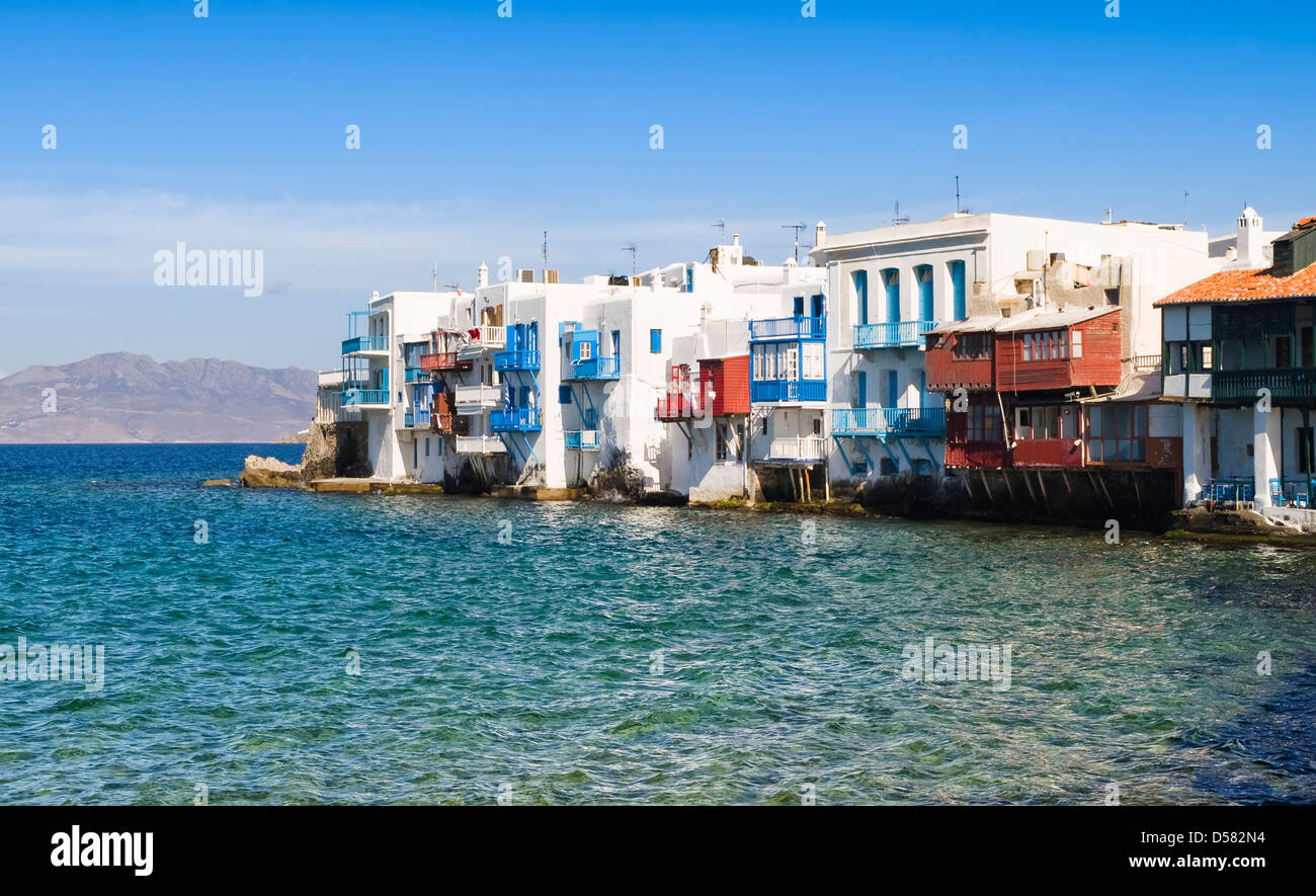 Bâtiments sur la mer de la petite Venise de Mykonos sur une journée ensoleillée. Banque D'Images
