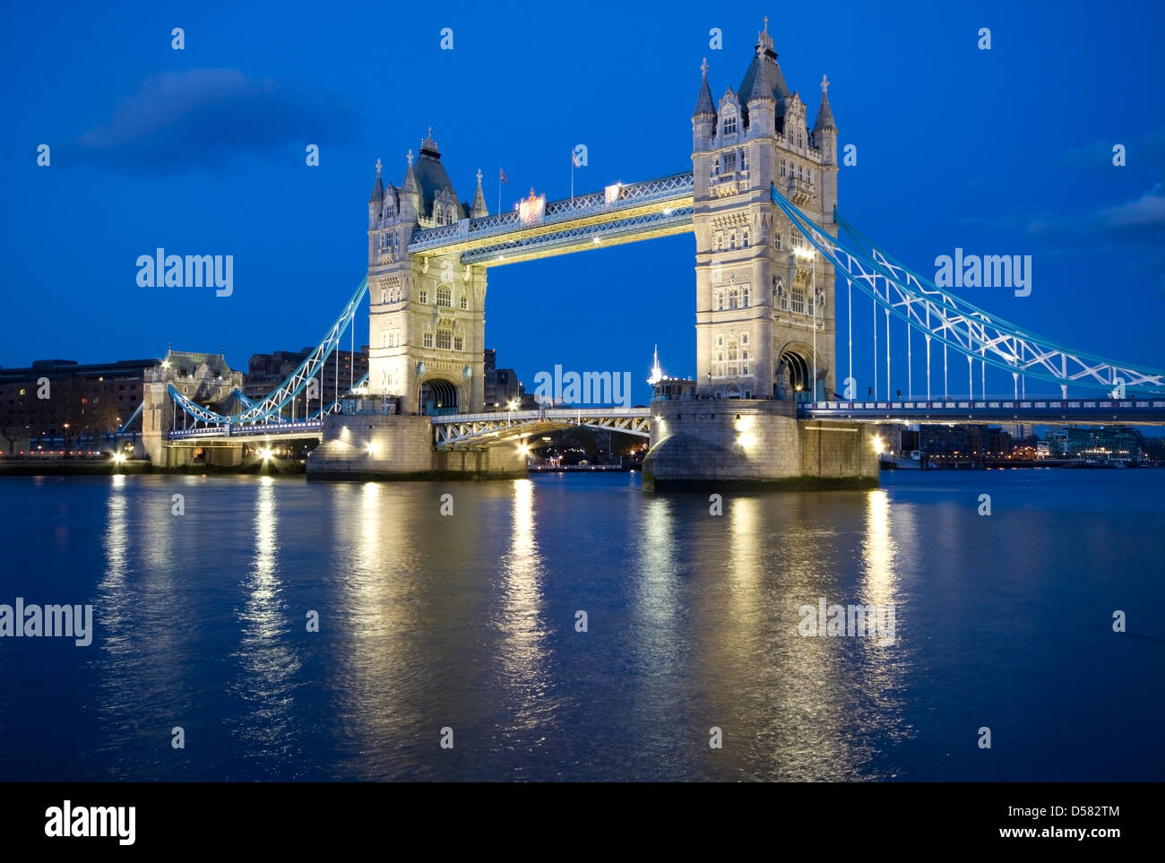 Monde célèbre Tower Bridge lit up at night, City of London Banque D'Images