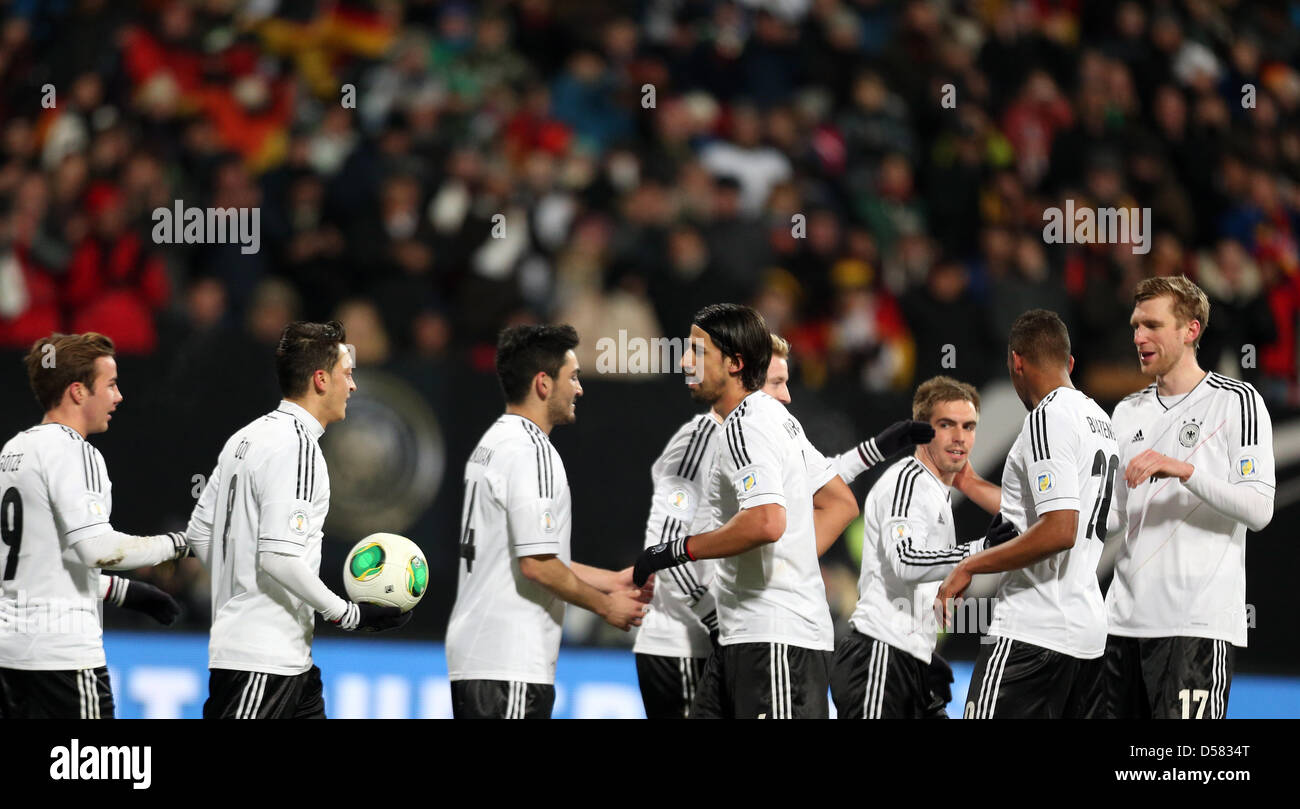 Les joueurs de l'Allemagne Mesut Oezil (L-R), Ilkay Guendogan, Sami Khedira, Philipp Lahm, Jerome Boateng et P. Mertesacker célébrer après Mario Goetze (R) a marqué le 2-0 lors de la Coupe du Monde FIFA 2014 football match de qualification du groupe C entre l'Allemagne et le Kazakhstan à l'Aréna de Nuremberg à Nuremberg, Allemagne, 26 mars 2013. Photo : Daniel Karmann/dpa  + + +(c) afp - Bildfunk + + + Banque D'Images