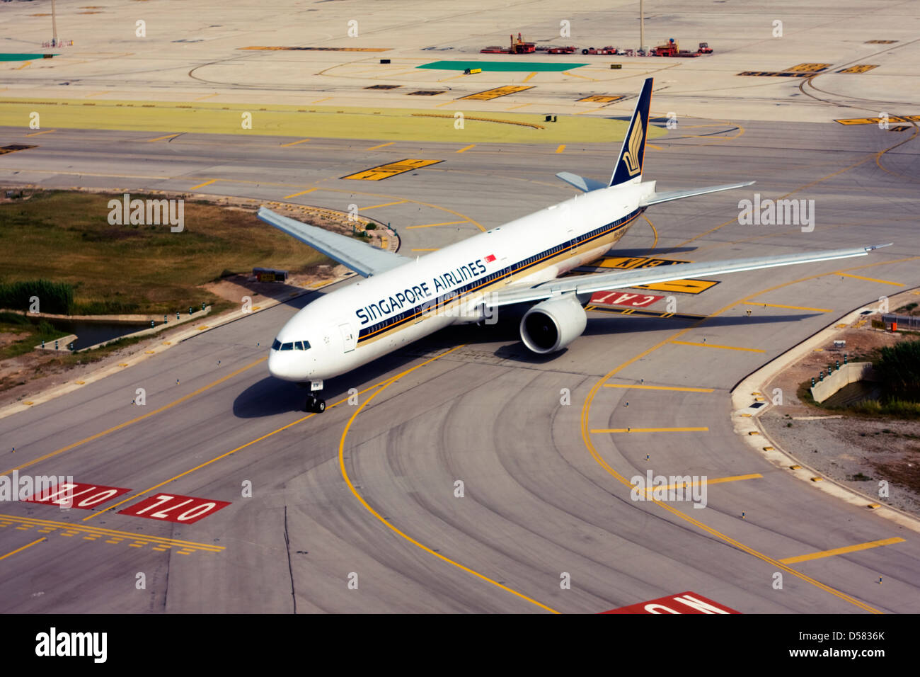 Singapore Airlines Boeing 777-312/ER à l'aéroport El Prat de Barcelone, Espagne Banque D'Images