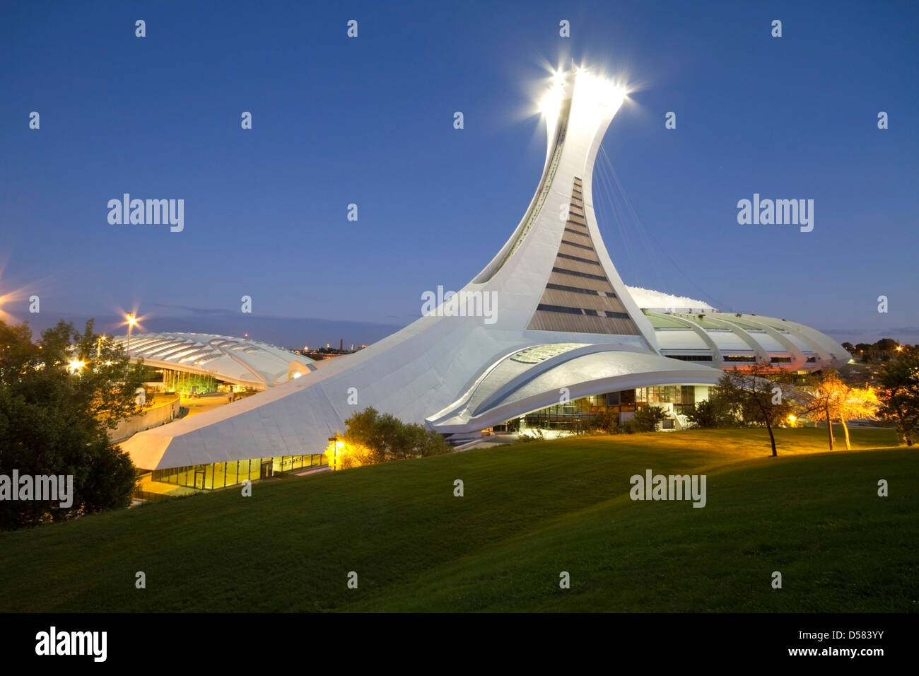 Stade olympique de Montréal au crépuscule Banque D'Images