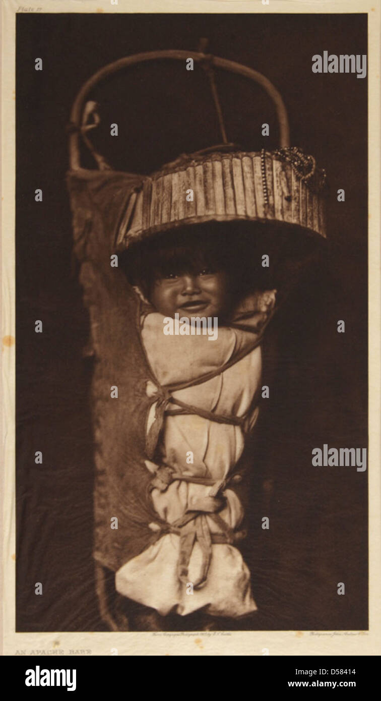 Portrait d'un enfant Apache, capturé en 1903. Cette image, qui fait partie de la collection du Musée McCord, reflète le patrimoine culturel et le costume traditionnel du peuple Apache. Banque D'Images