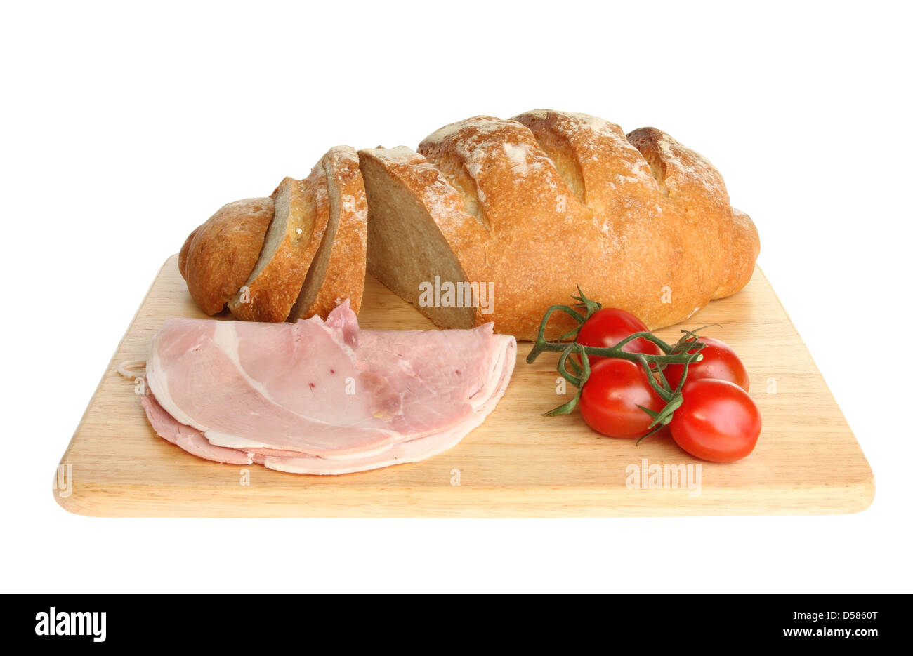 Du pain Bloomer avec jambon et tomates sur une planche en bois isolés contre white Banque D'Images