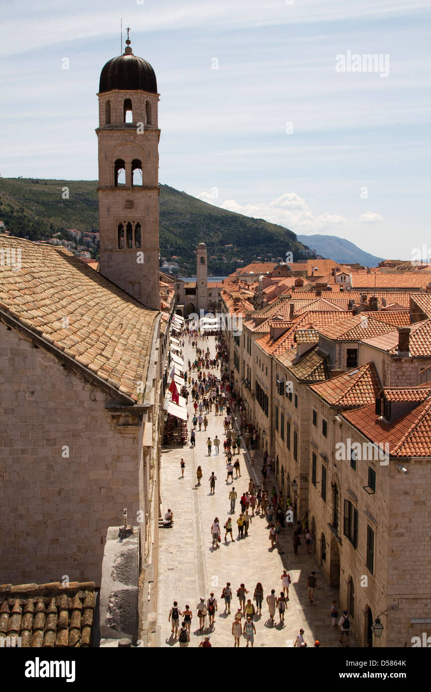 Les touristes à pied le long de la Stradun, dans la vieille ville de Dubrovnik, Croatie Banque D'Images