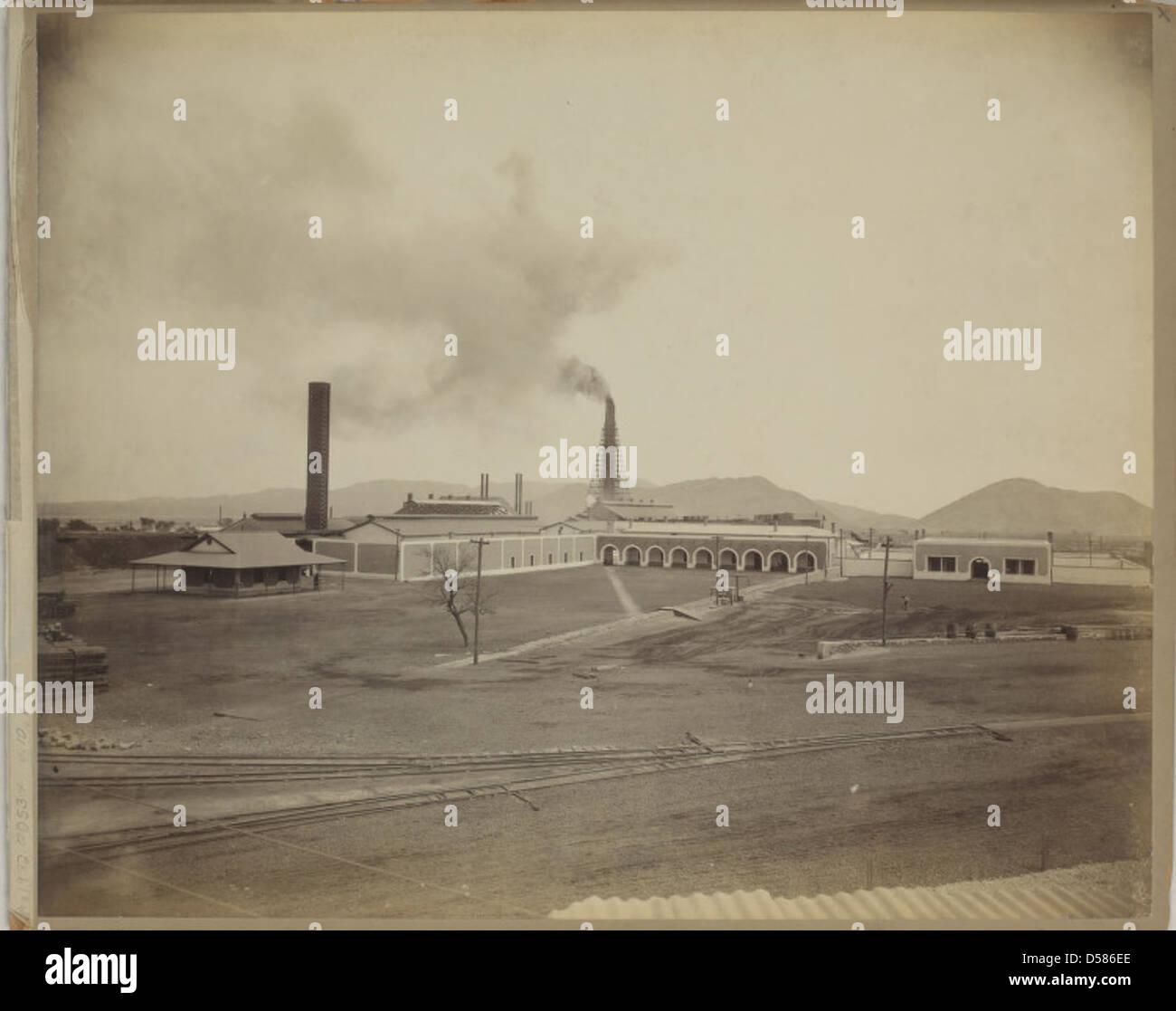 Cette image montre les bâtiments administratifs et l'infrastructure ferroviaire de Mapimi, au Mexique, soulignant l'importance architecturale et historique de la région. Le développement de Mapimi est étroitement lié à l'expansion des chemins de fer, qui jouent un rôle clé dans sa croissance. Banque D'Images