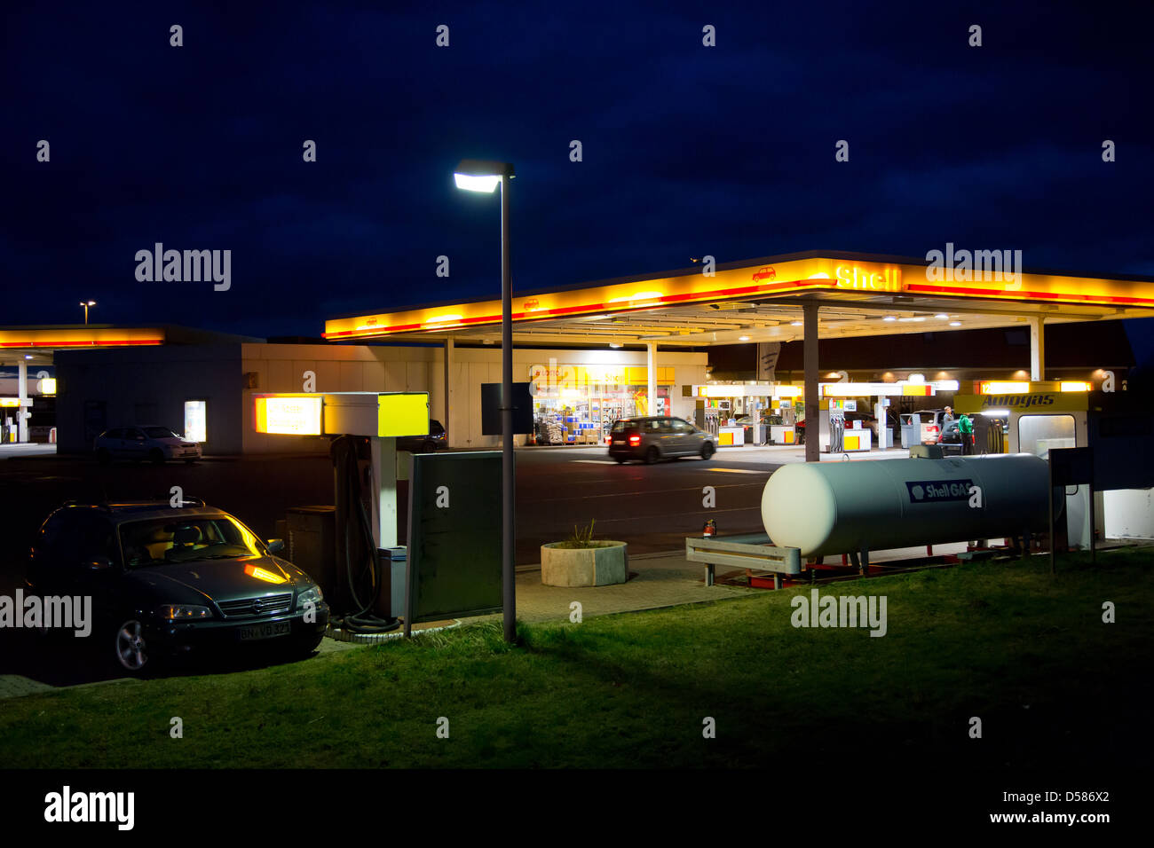 Erxleben, Allemagne, Uhrsleben Hotel avec station d'essence Shell sur l'A2 Banque D'Images