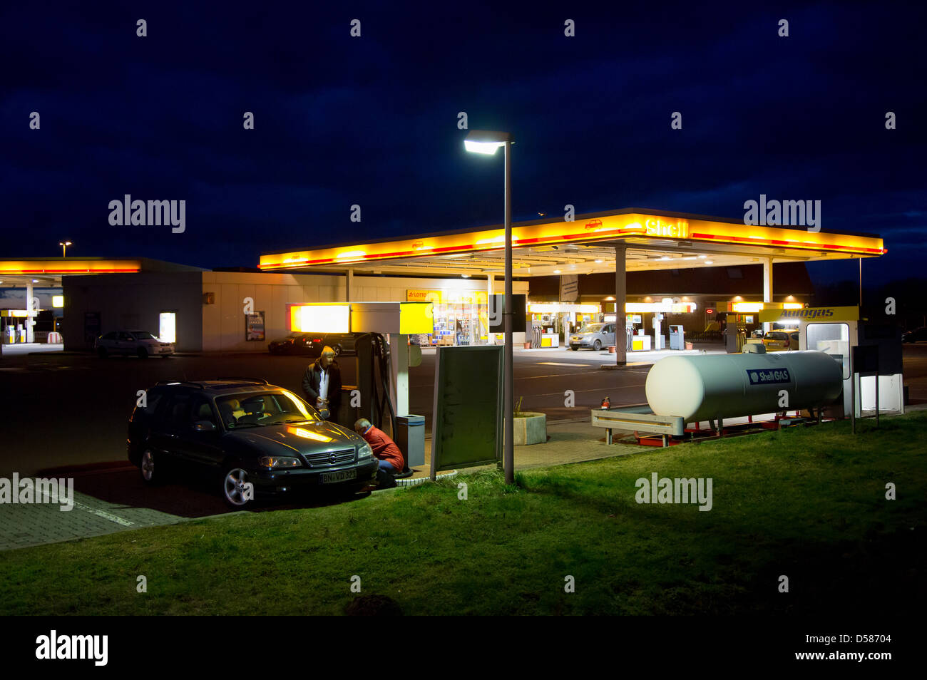 Erxleben, Allemagne, Uhrsleben Hotel avec station d'essence Shell sur l'A2 Banque D'Images