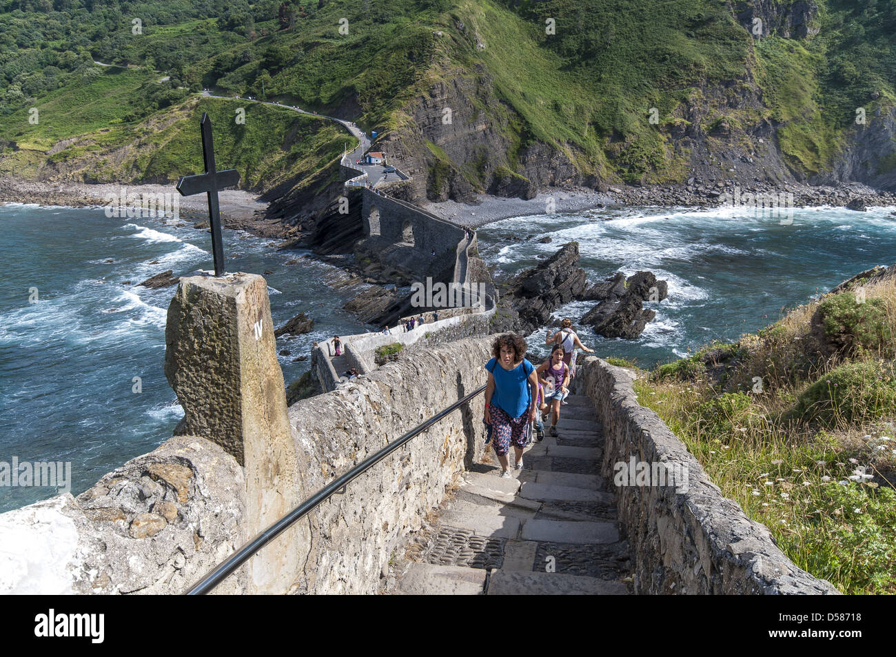 Sentier en escalier et le rocher de l'île de Gaztelugatxe sur la côte de Biscaye au Pays Basque, Espagne Banque D'Images