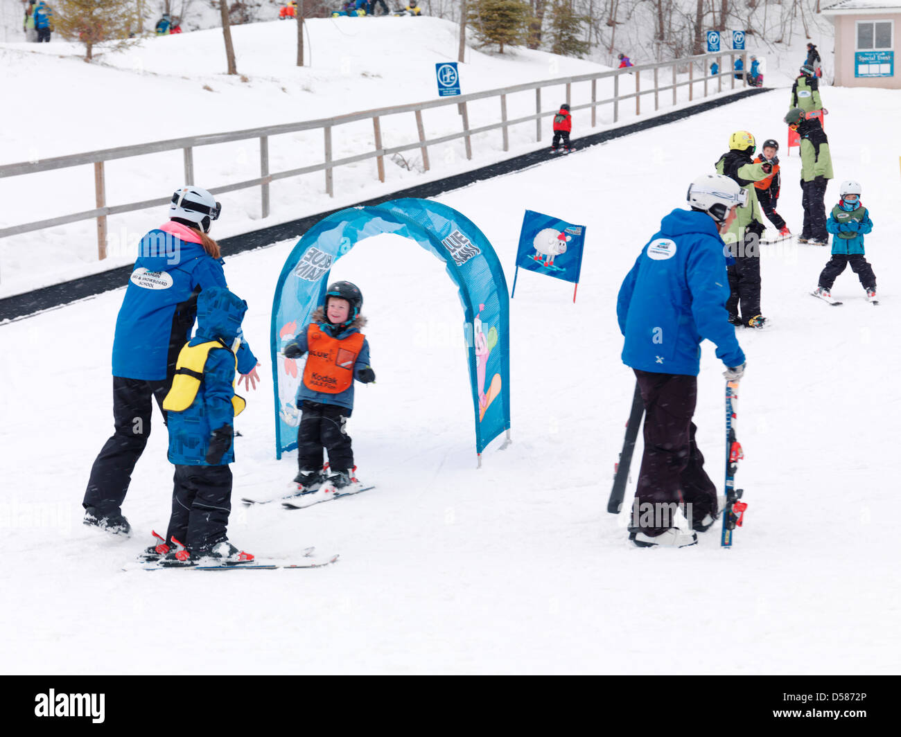 Les enfants qui apprennent à skier à Blue Mountain, à Collingwood, Ontario, Canada Centre de ski alpin. Banque D'Images