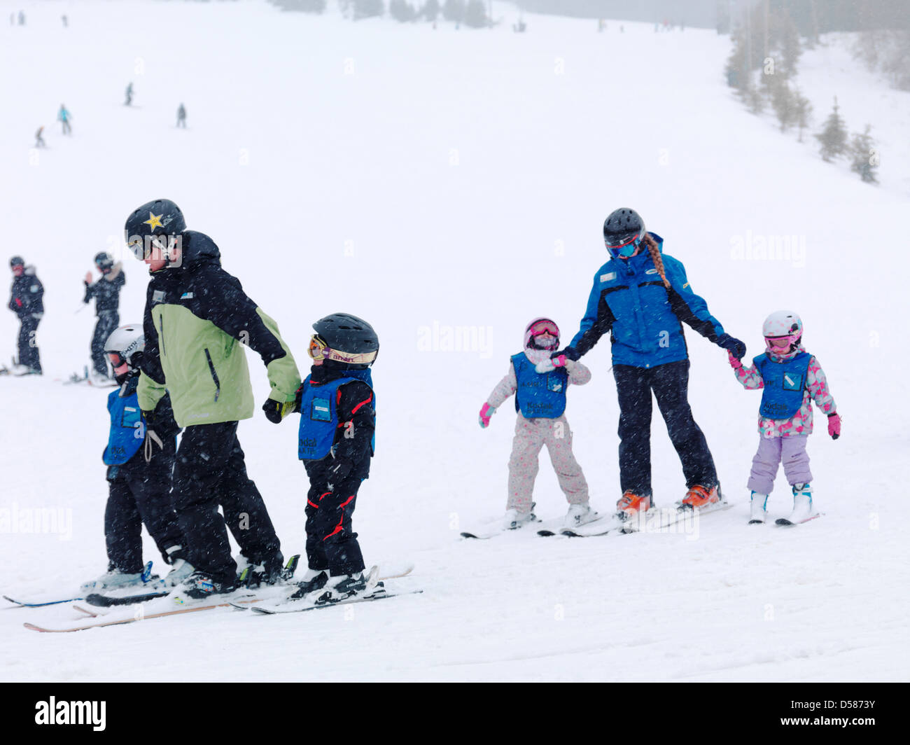 Les enfants qui apprennent le ski à Blue Mountain, à Collingwood, Ontario, Canada Centre de ski alpin. Banque D'Images