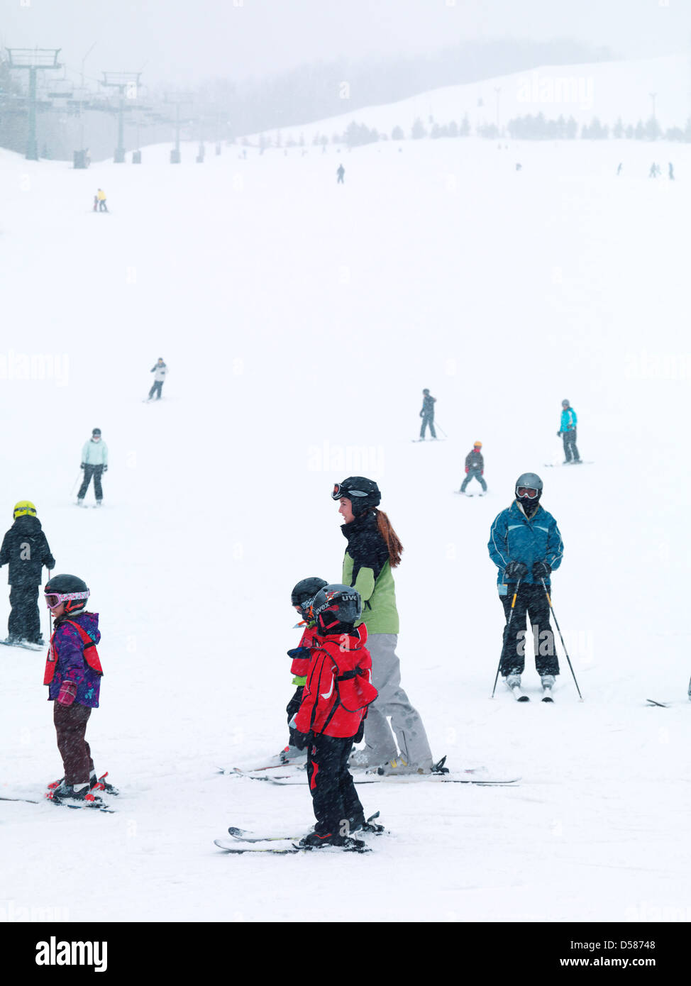 Ski Enfants et adultes à Blue Mountain, à Collingwood, Ontario, Canada Centre de ski alpin. Banque D'Images