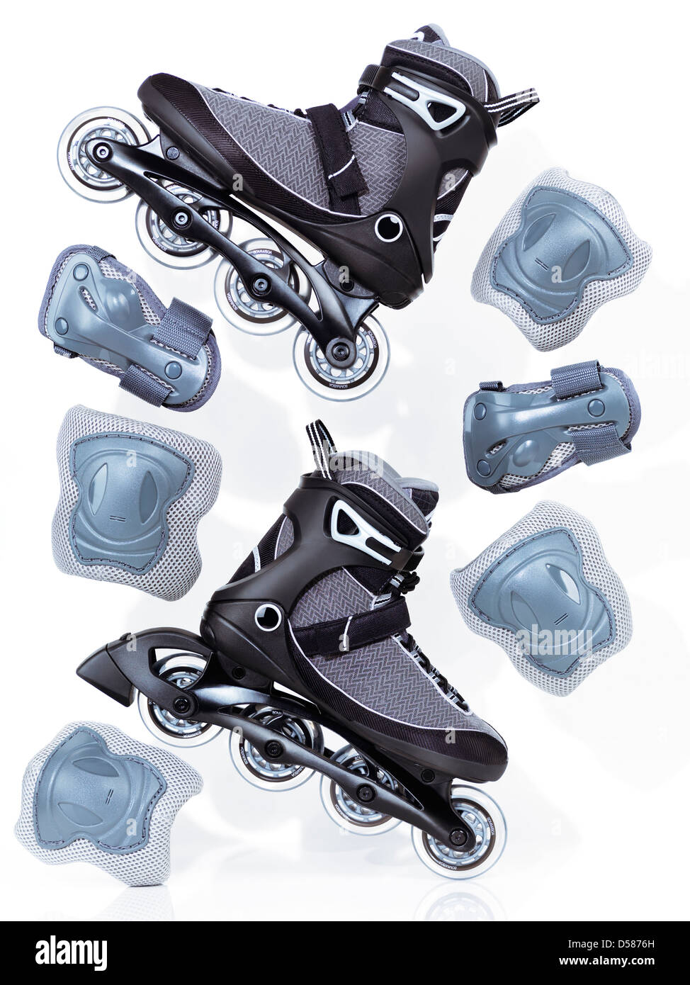Des patins à roues alignées, et matériel de protection accessoires, dynamique artistique vie encore isolé sur fond blanc Banque D'Images
