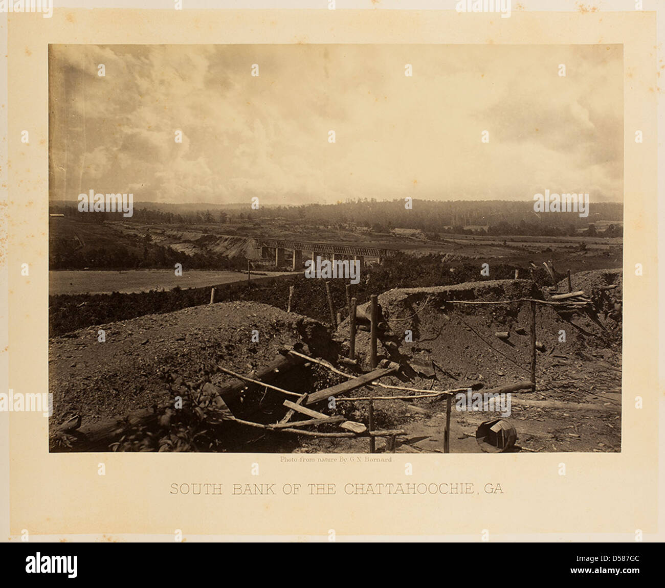Une vue de la rive sud de la rivière Chattahoochee en Géorgie, un site important pendant les campagnes du général William T. Sherman pendant la guerre de Sécession. Il représente des moments clés de la stratégie militaire de la guerre civile. Banque D'Images
