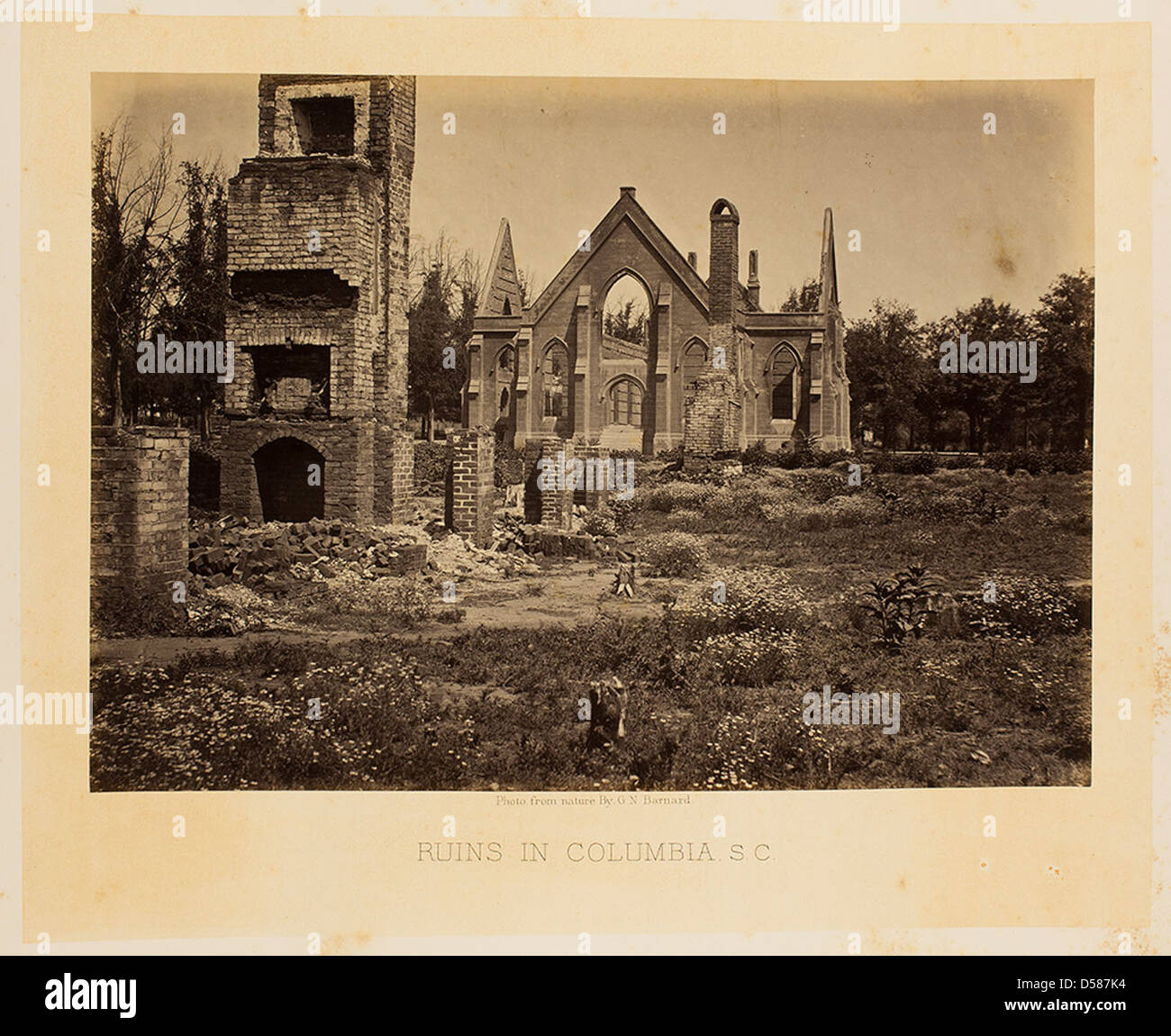 Les ruines de Columbia, Caroline du Sud, à la suite de la marche destructrice du général William Tecumseh Sherman pendant la guerre de Sécession. Cette photographie capture les dégâts dans la ville après la défaite confédérée. Banque D'Images