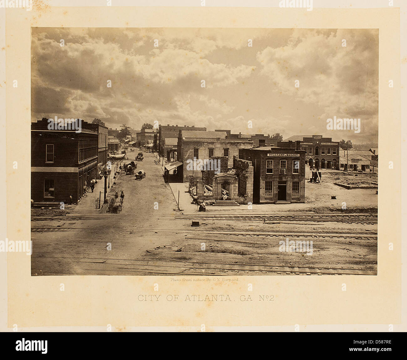 Cette image historique d’Atlanta, en Géorgie, montre une vue des rues et des maisons de la ville au lendemain de la guerre civile, reflétant les efforts de reconstruction de la ville après la guerre. Banque D'Images
