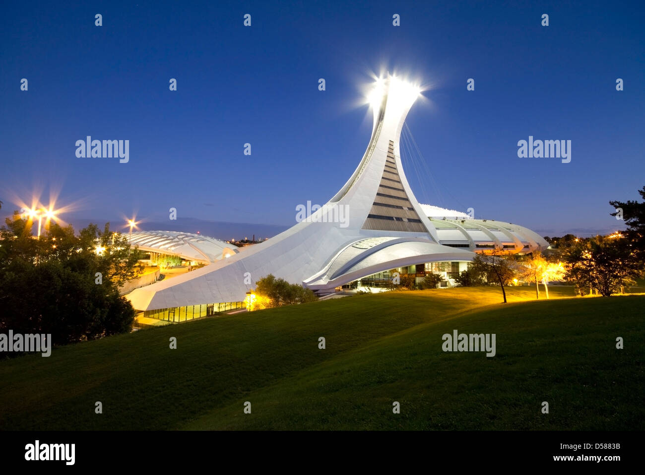 Le stade olympique de Montréal, au crépuscule, Canada Banque D'Images