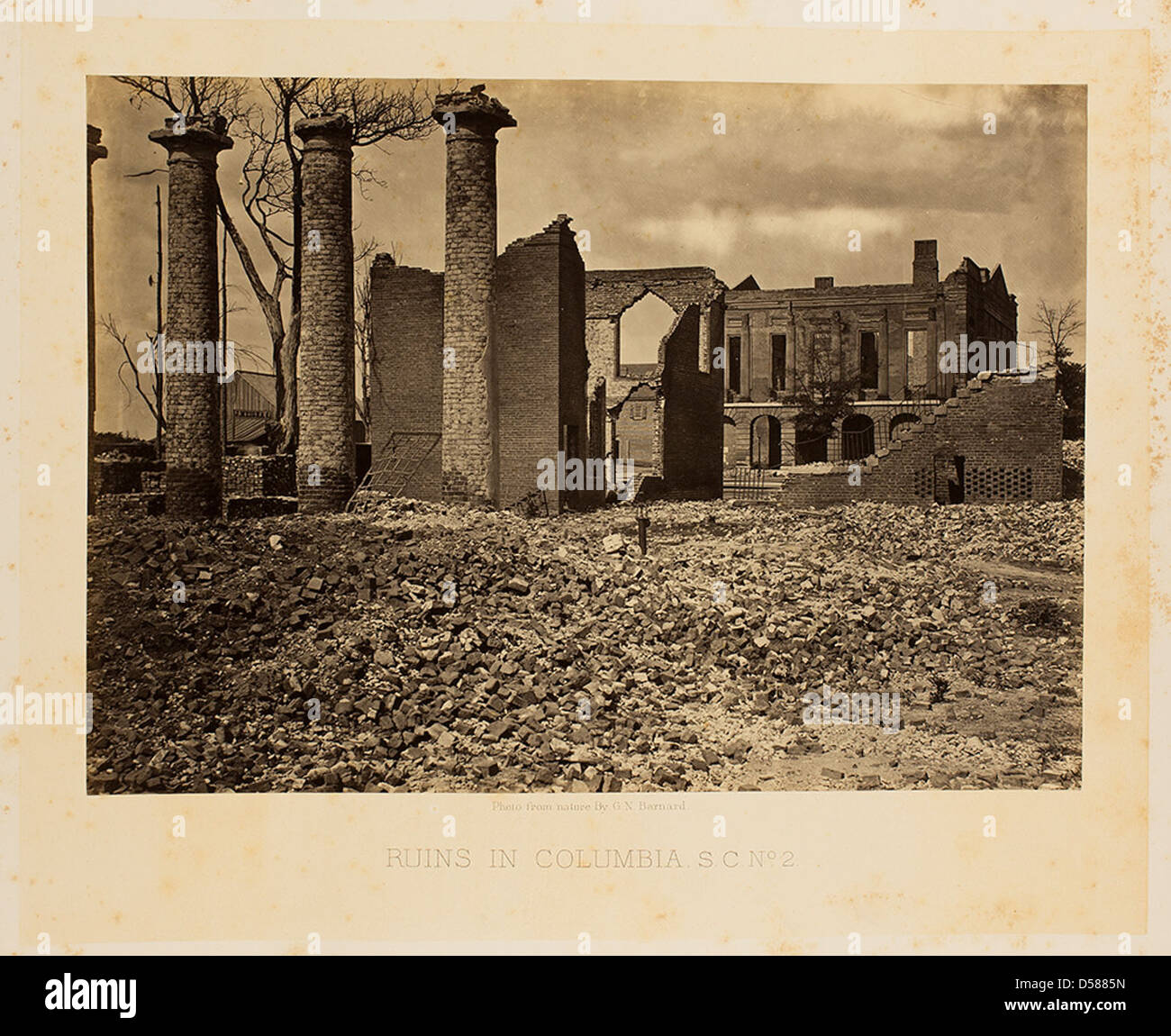 Photographie de ruines à Columbia, Caroline du Sud, après la marche du général William T. Sherman vers la mer pendant la guerre de Sécession. Ces vestiges sont un témoignage historique des destructions causées pendant la guerre dans le Sud, en particulier en Colombie. Banque D'Images