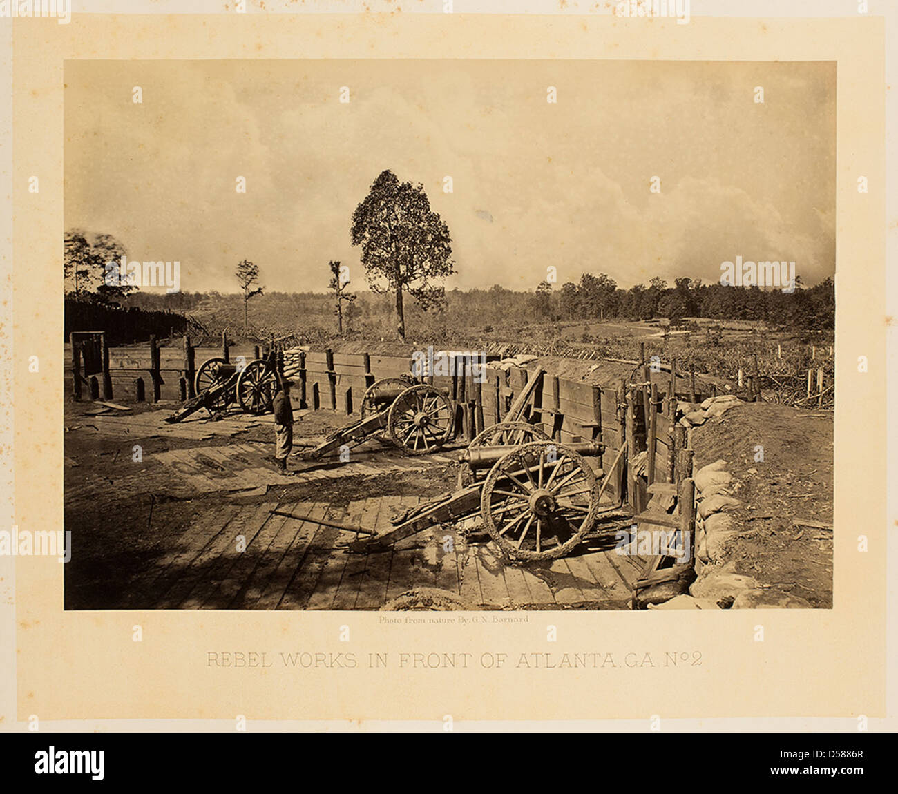 Une représentation de la guerre de Sécession en Géorgie, mettant l'accent sur les forces dirigées par le général William T. Sherman. L'image capture le conflit autour d'Atlanta, avec les rebelles affrontant les troupes de l'Union. Le contexte souligne l'importance d'Atlanta pendant la guerre de Sécession. La bataille pour le contrôle d'Atlanta est cruciale pour les tentatives de la Confédération de maintenir les états du Sud. Atlanta devient un point clé de la marche de Sherman vers la mer. Banque D'Images