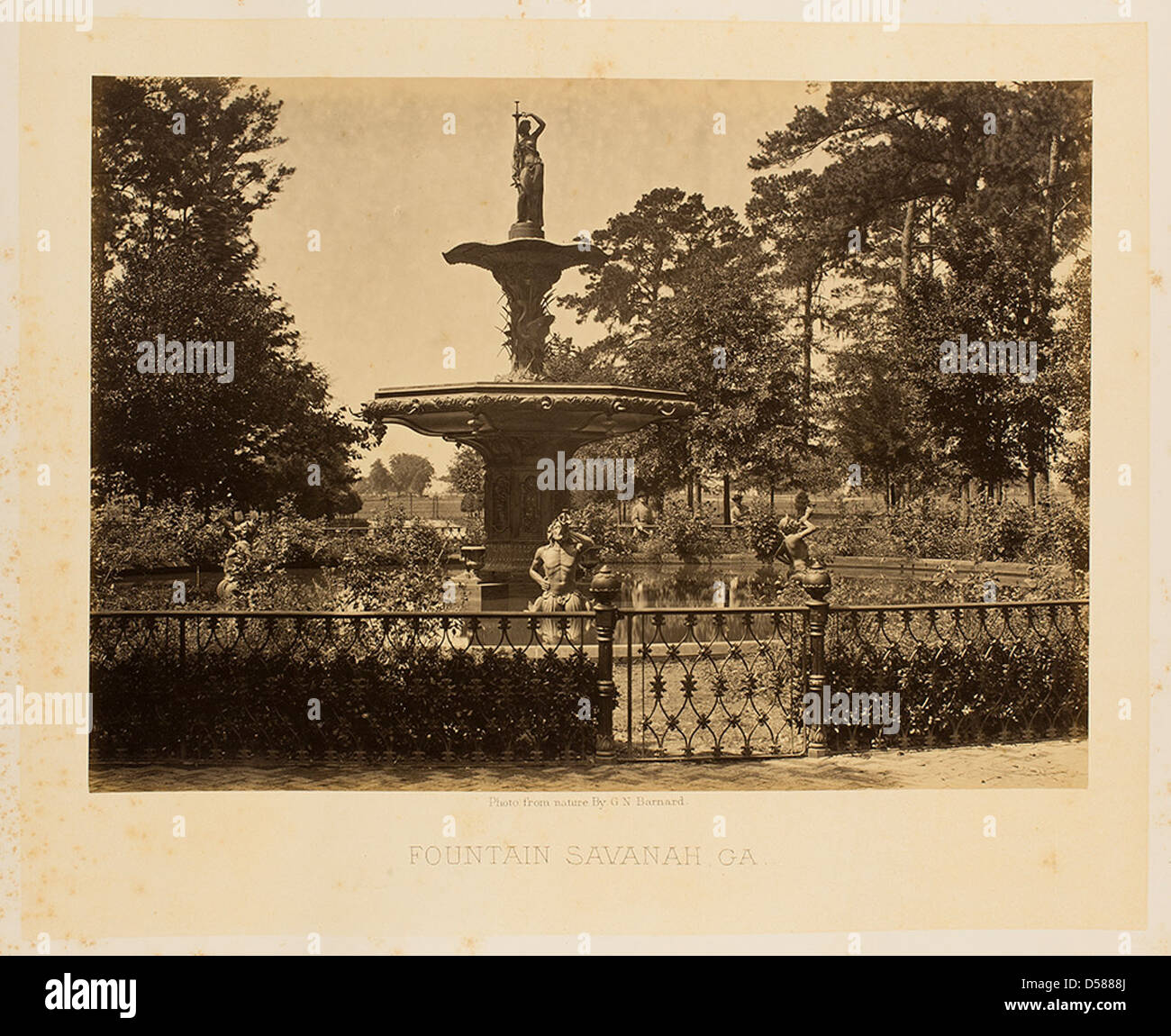 Photographie d'une fontaine à Savannah, Géorgie, commémorant l'héritage du général William T. Sherman pendant la guerre de Sécession. L'image capture l'importance historique de l'emplacement. Banque D'Images