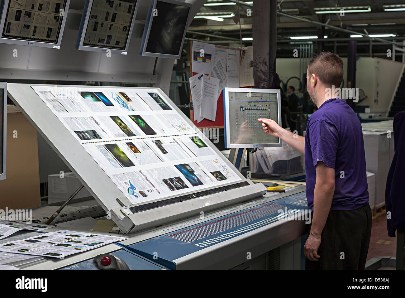 L'évaluation de couleur et réglage de l'impression lithographique offset presse à l'aide d'écran d'ordinateur tactile UK Banque D'Images