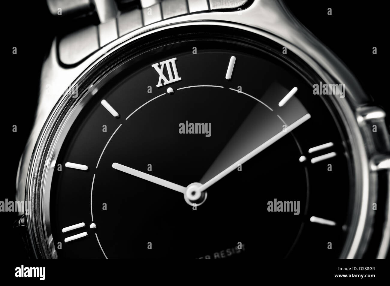 Montre-bracelet analogique libre avec minute pointeur dans le mouvement, le temps file concept Banque D'Images