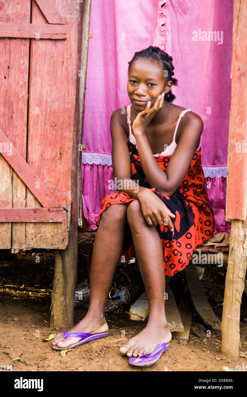 Jeune femme malgache de l'ethnie Sakalava originaire de l'île de Nosy Be, nord de Madagascar Banque D'Images