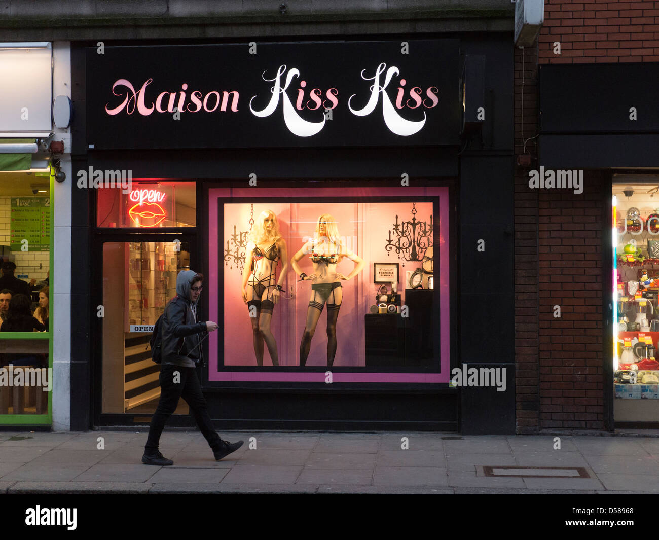 Maison Kiss Kiss, une boutique de lingerie sexy à Londres de Soho Photo  Stock - Alamy