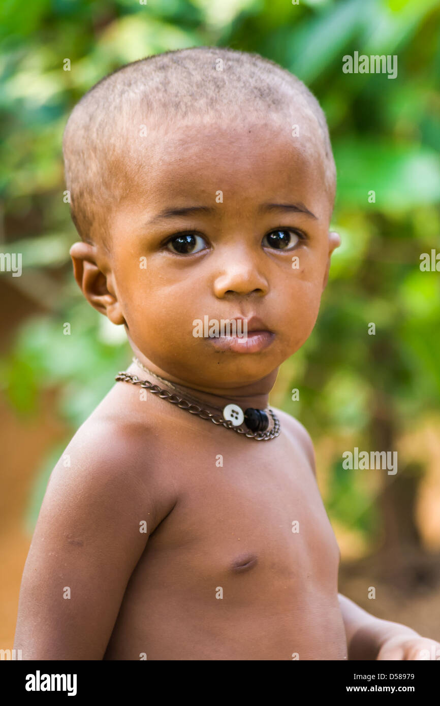 Jeune garçon malgache de l'ethnie Sakalava originaire de l'île de Nosy Be, nord de Madagascar Banque D'Images
